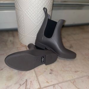 Women’s rubber water proof boots